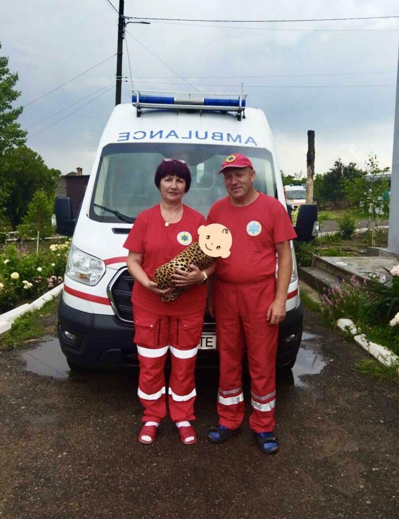 Приймали пологи в дорозі: на Одещині жінка народила дитину в кареті швидкої