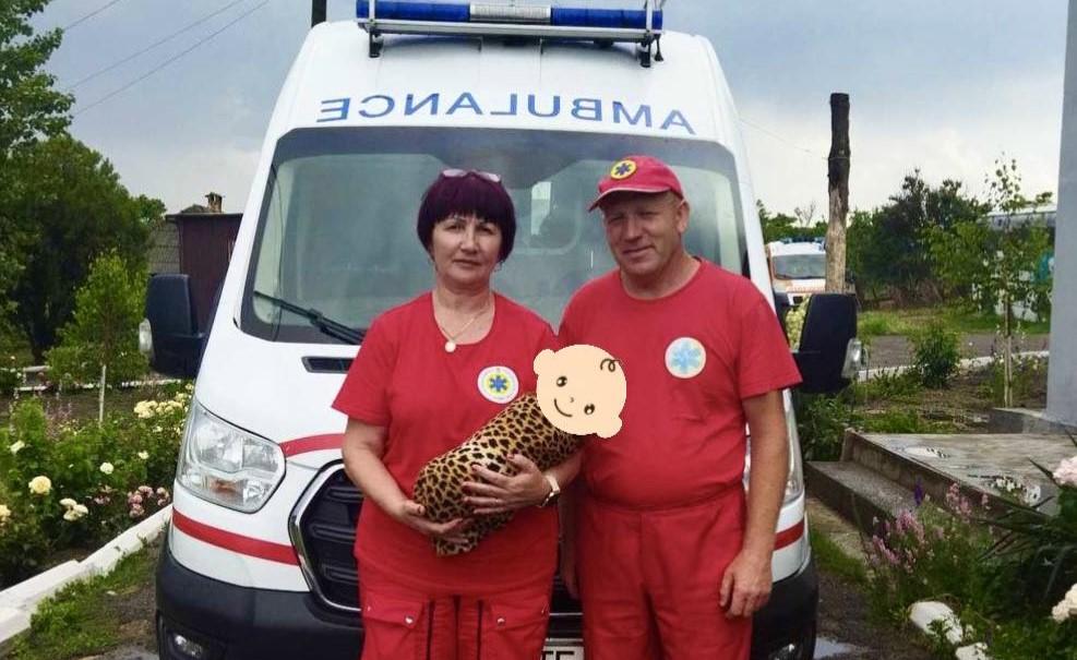 Принимали роды в дороге: в Одесской области женщина родила ребенка в карете скорой