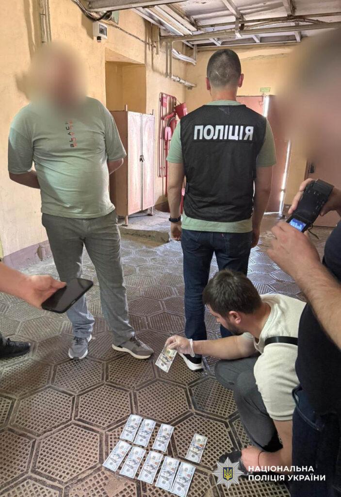 Поступление за тысячу долларов: преподаватель одного из одесских колледжей попался на взятке