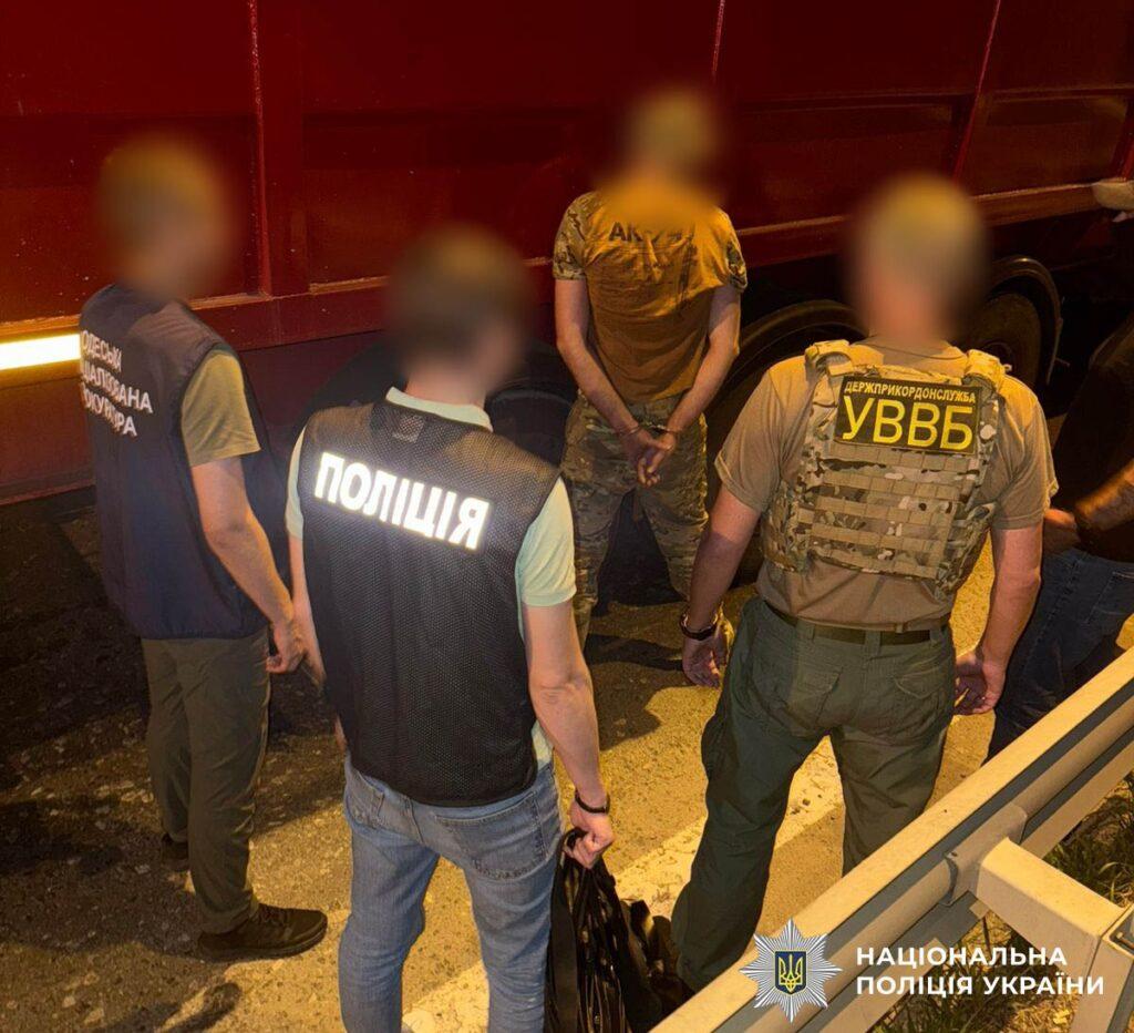 Побег из Украины: в Одесской области задержали троих перевозчиков с клиентом