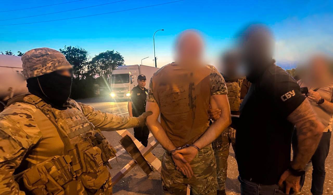Побег из Украины: в Одесской области задержали троих перевозчиков с клиентом Побег из Украины: в Одесской области задержали троих перевозчиков с клиентом