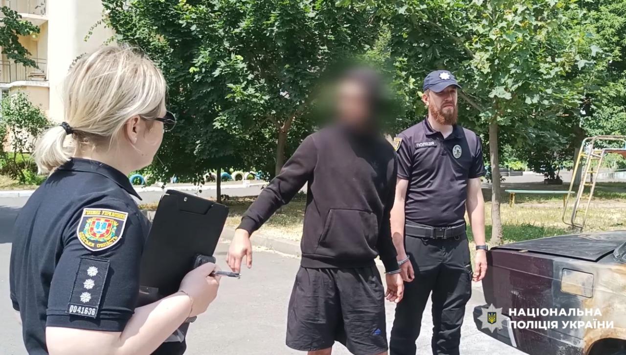 Правоохранители задержали двух парней за поджог авто одесситки Правоохранители задержали двух парней за поджог авто одесситки