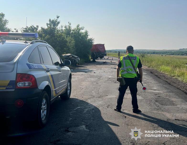 На Одещині ВАЗ виїхав на зустрічну смугу та зіткнувся з вантажівкою: водій легковика загинув На Одещині ВАЗ виїхав на зустрічну смугу та зіткнувся з вантажівкою: водій легковика загинув