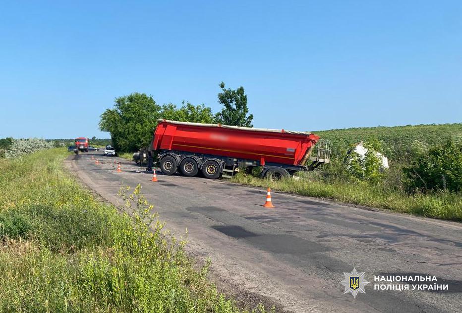 На Одещині ВАЗ виїхав на зустрічну смугу та зіткнувся з вантажівкою: водій легковика загинув
