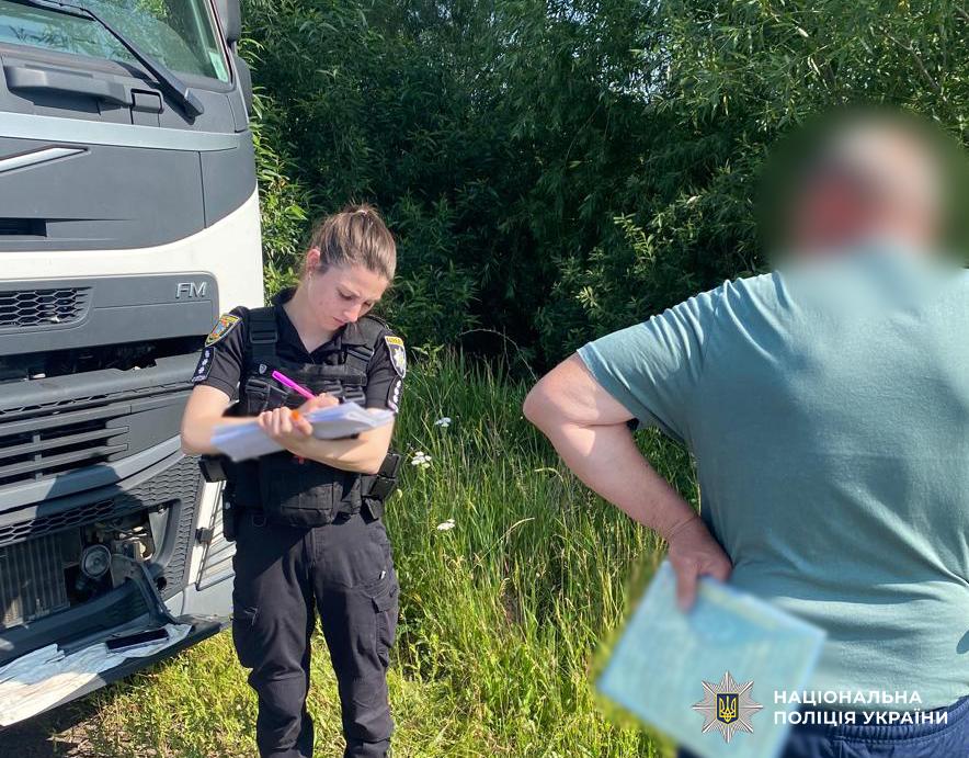 На Одещині ВАЗ виїхав на зустрічну смугу та зіткнувся з вантажівкою: водій легковика загинув