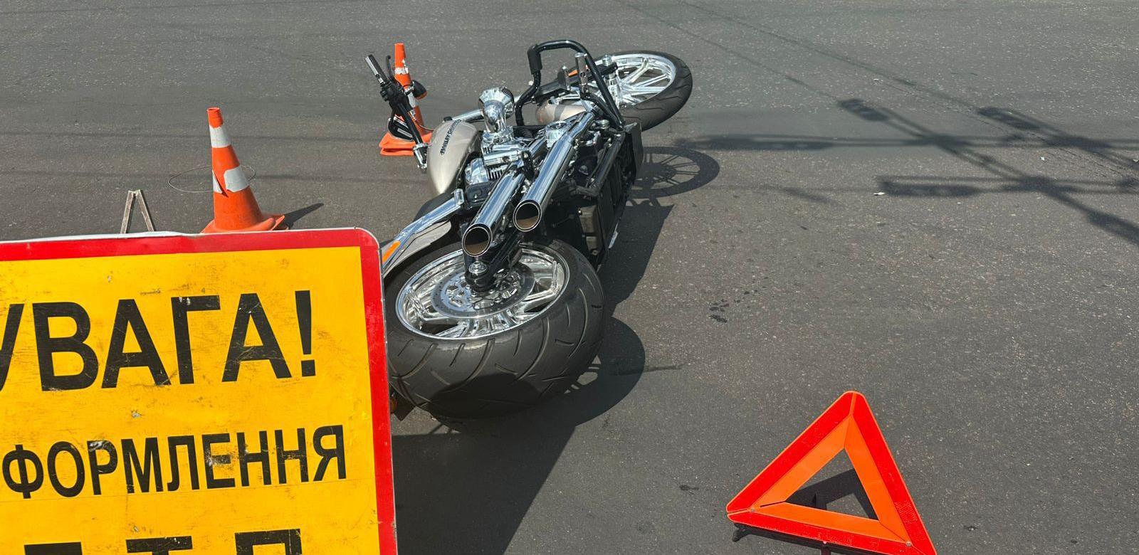 Одеса: через зіткнення авто і мотоцикла постраждали мати та двоє дітей, які йшли переходом