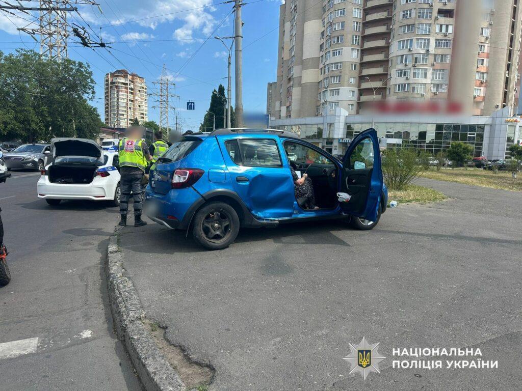 Одеса: через зіткнення авто і мотоцикла постраждали мати та двоє дітей, які йшли переходом