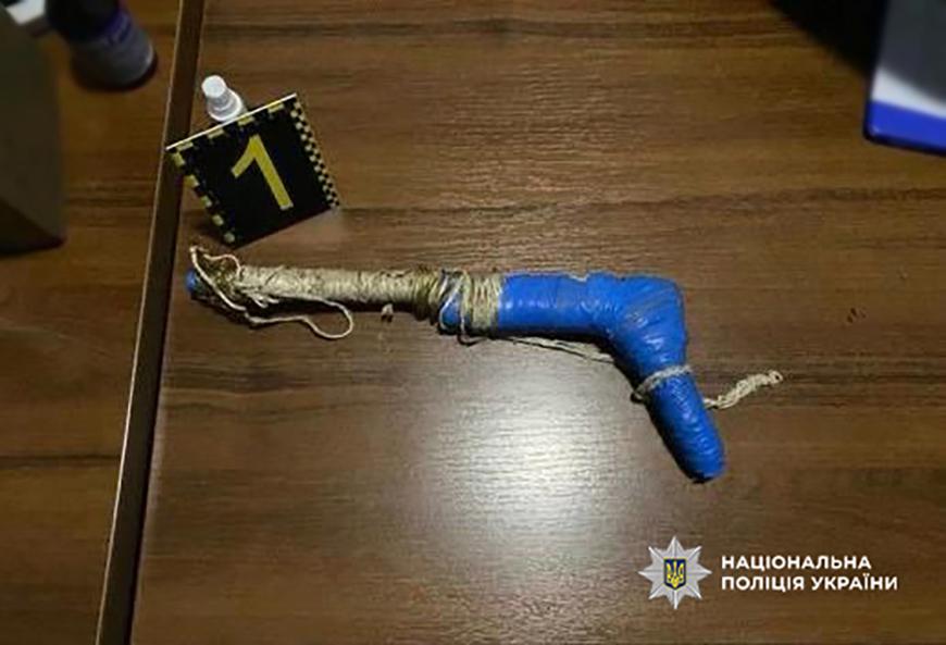 Житель Одесской области угрожал девушке самодельным пистолетом