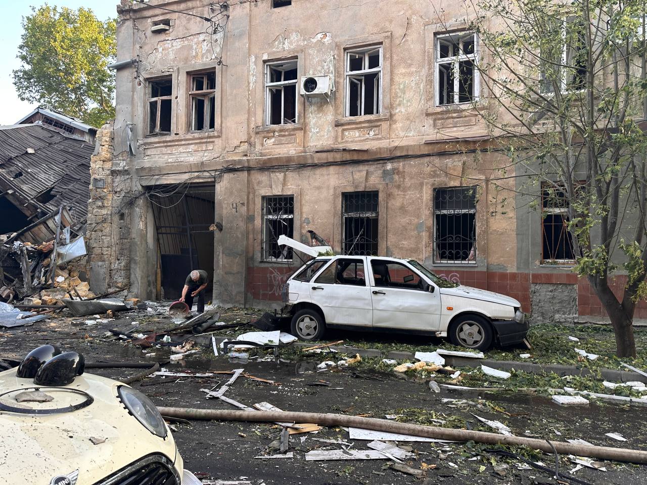 Двое людей погибли в результате российской атаки по Одессе Двое людей погибли в результате российской атаки по Одессе