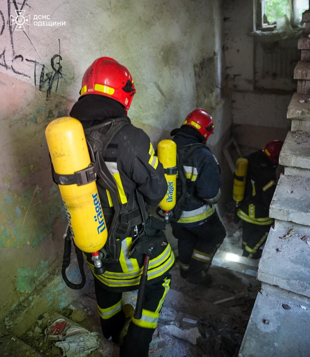 Двох людей врятували під час пожежі у центрі Одеси, яка сталася через необережність при палінні (фото)