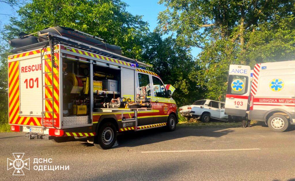Одесская область: спасатели доставали труп из смятого авто