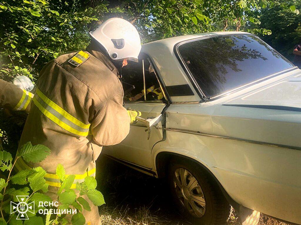 Одесская область: спасатели доставали труп из смятого авто