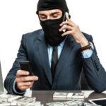 Мошенники выманили у пенсионерки более 20 тыс. долларов, угрожая расследованием финансирования РФ