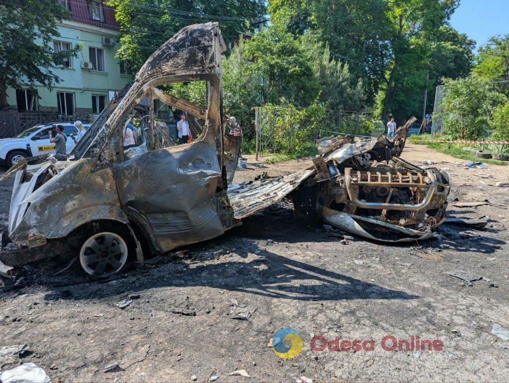 Последствия вражеской атаки по Одессе: выбитые окна и сгоревшие автомобили (фоторепортаж)