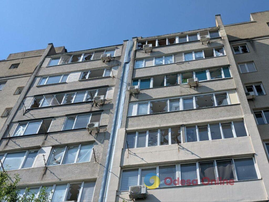 Последствия вражеской атаки по Одессе: выбитые окна и сгоревшие автомобили (фоторепортаж)
