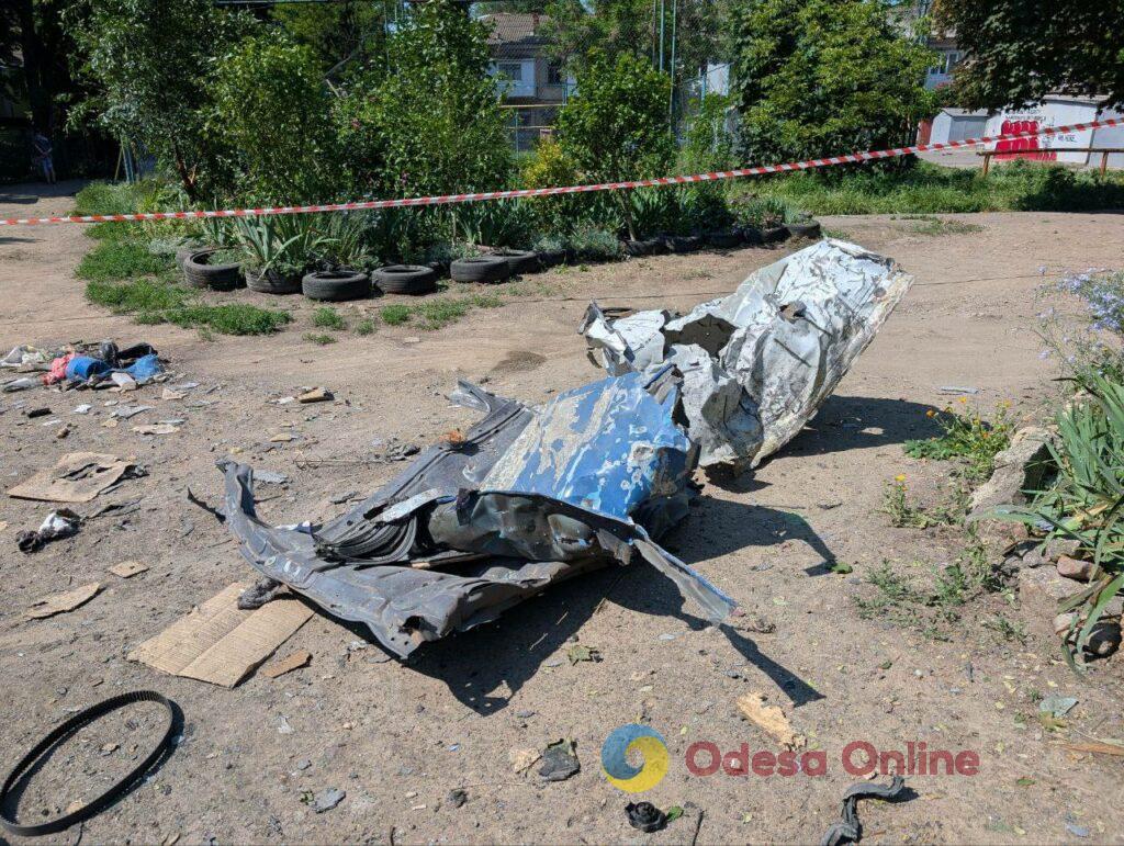 Последствия вражеской атаки по Одессе: выбитые окна и сгоревшие автомобили (фоторепортаж)