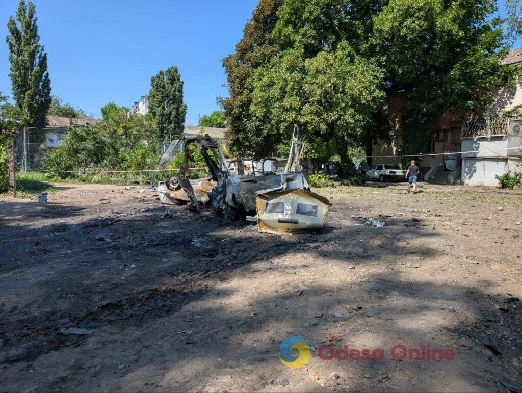 Последствия вражеской атаки по Одессе: выбитые окна и сгоревшие автомобили (фоторепортаж)