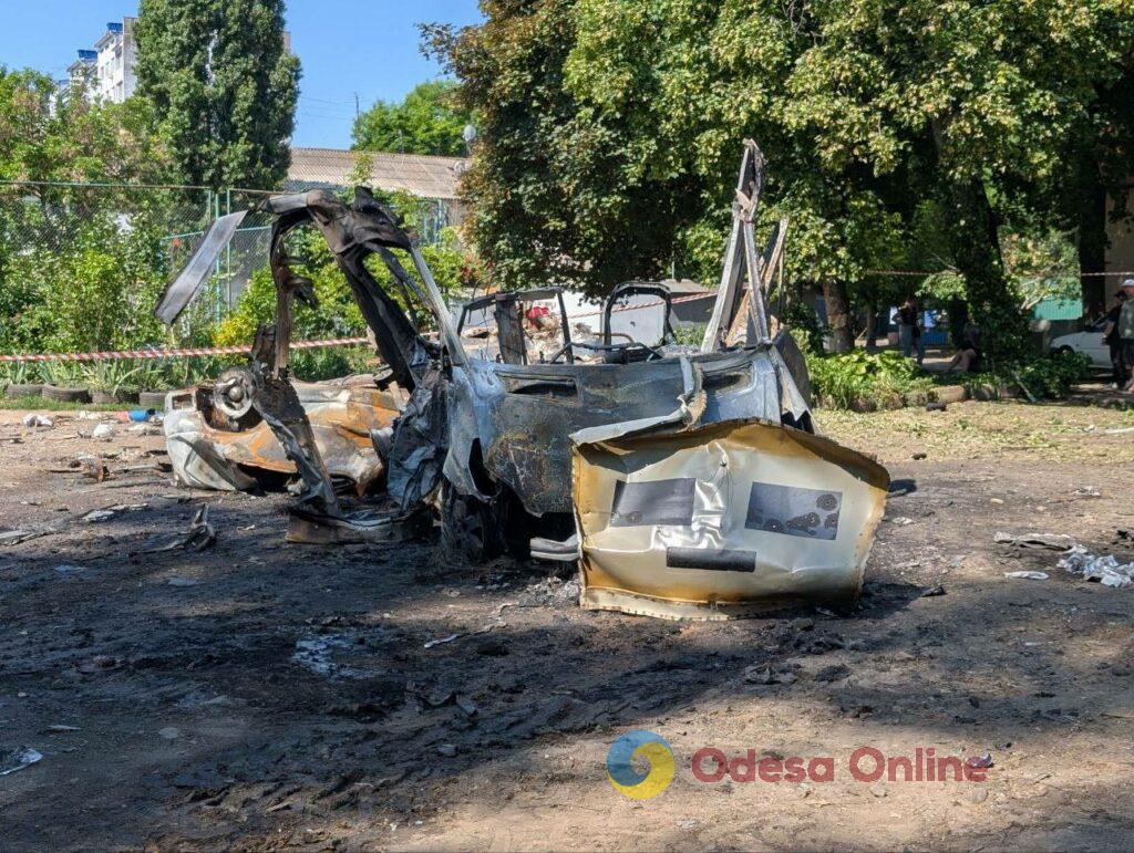 Последствия вражеской атаки по Одессе: выбитые окна и сгоревшие автомобили (фоторепортаж)