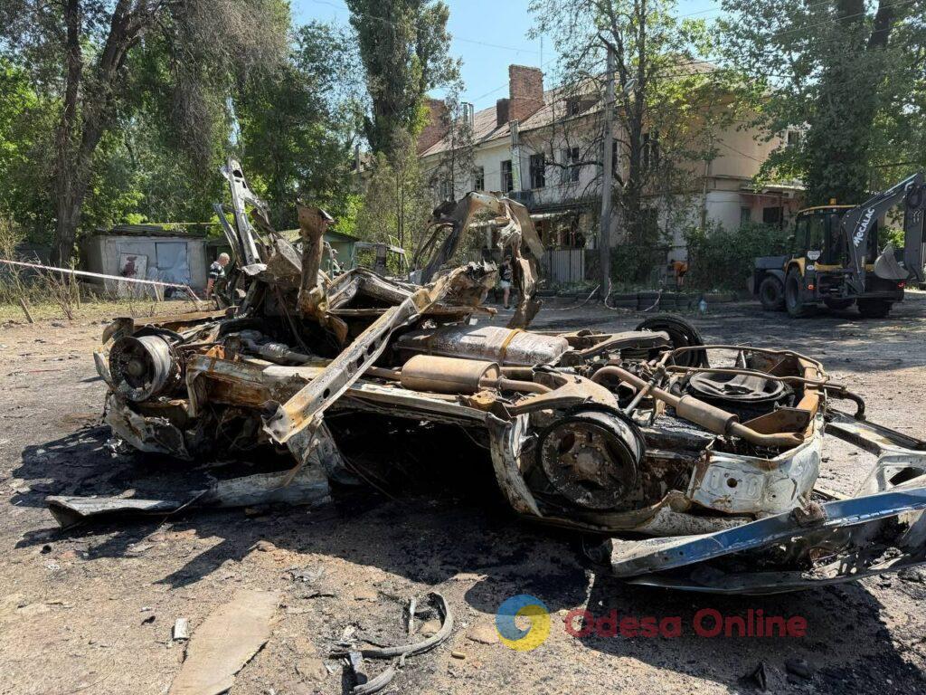 Последствия вражеской атаки по Одессе: выбитые окна и сгоревшие автомобили (фоторепортаж)