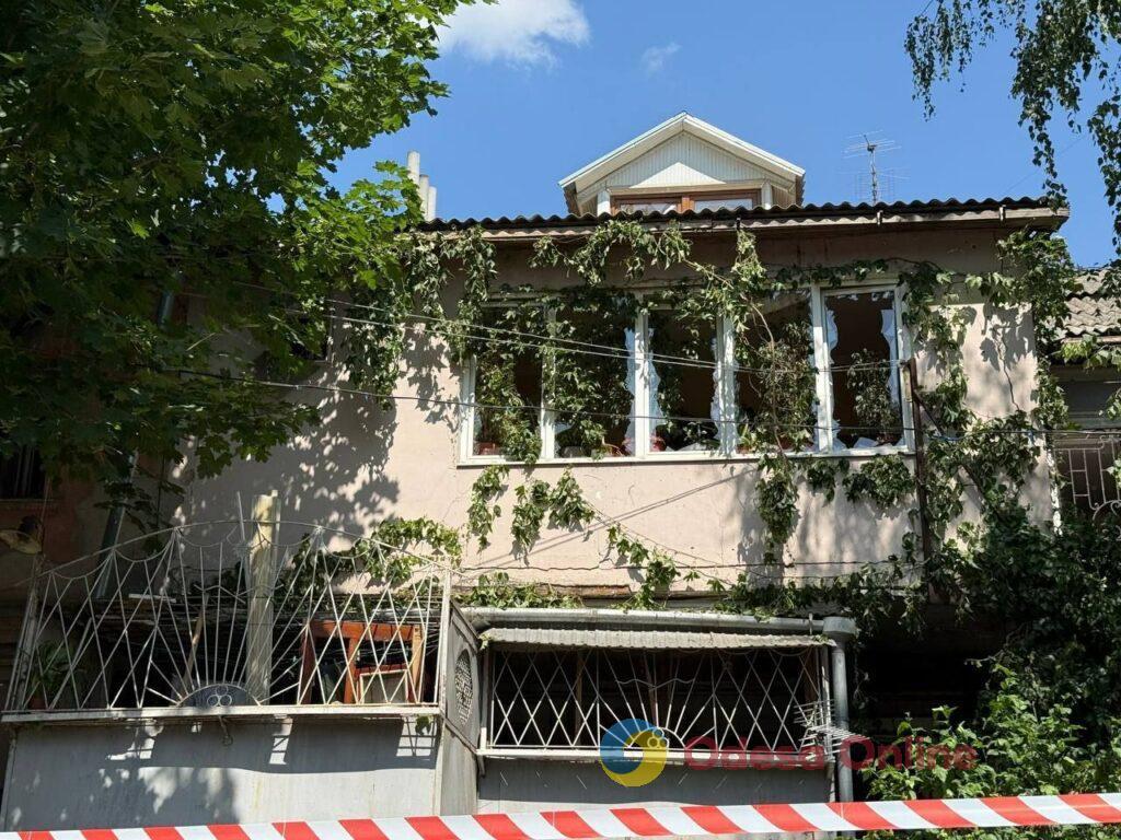 Последствия вражеской атаки по Одессе: выбитые окна и сгоревшие автомобили (фоторепортаж)