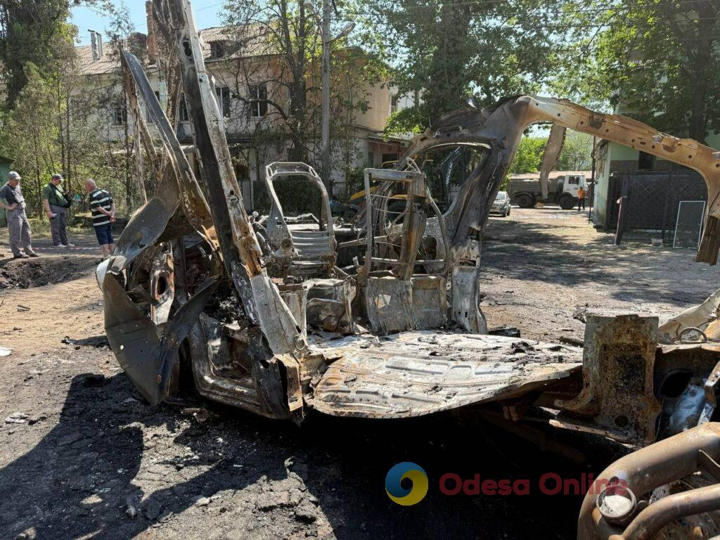 Последствия вражеской атаки по Одессе: выбитые окна и сгоревшие автомобили (фоторепортаж)