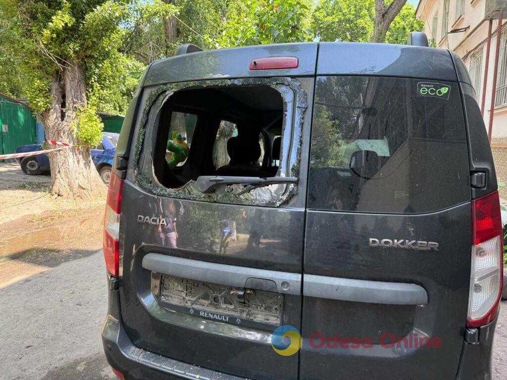 Последствия вражеской атаки по Одессе: выбитые окна и сгоревшие автомобили (фоторепортаж)