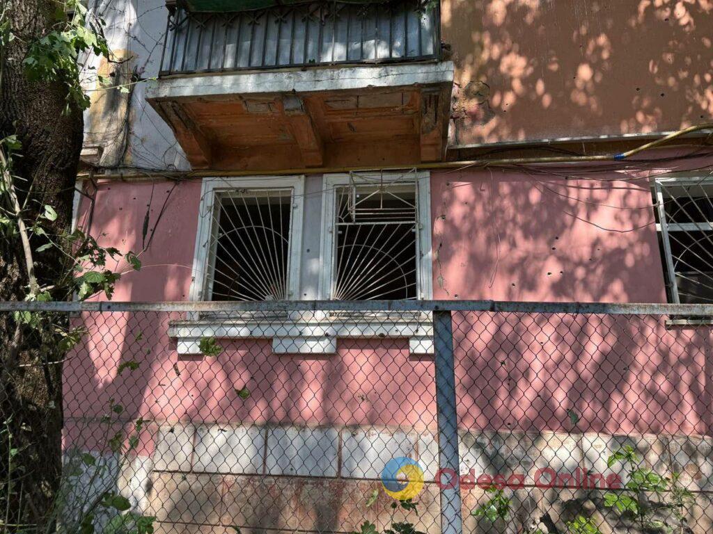 Последствия вражеской атаки по Одессе: выбитые окна и сгоревшие автомобили (фоторепортаж)