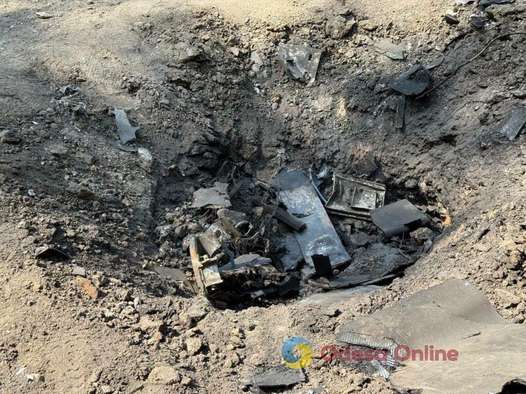 Последствия вражеской атаки по Одессе: выбитые окна и сгоревшие автомобили (фоторепортаж)