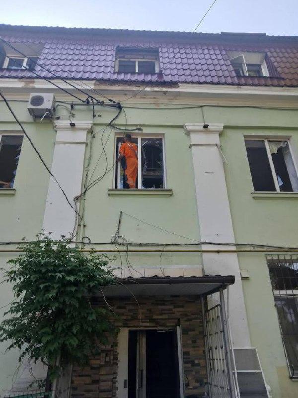 Внаслідок ворожої атаки в Одесі вибито близько 200 вікон (фото) Внаслідок ворожої атаки в Одесі вибито близько 200 вікон (фото)
