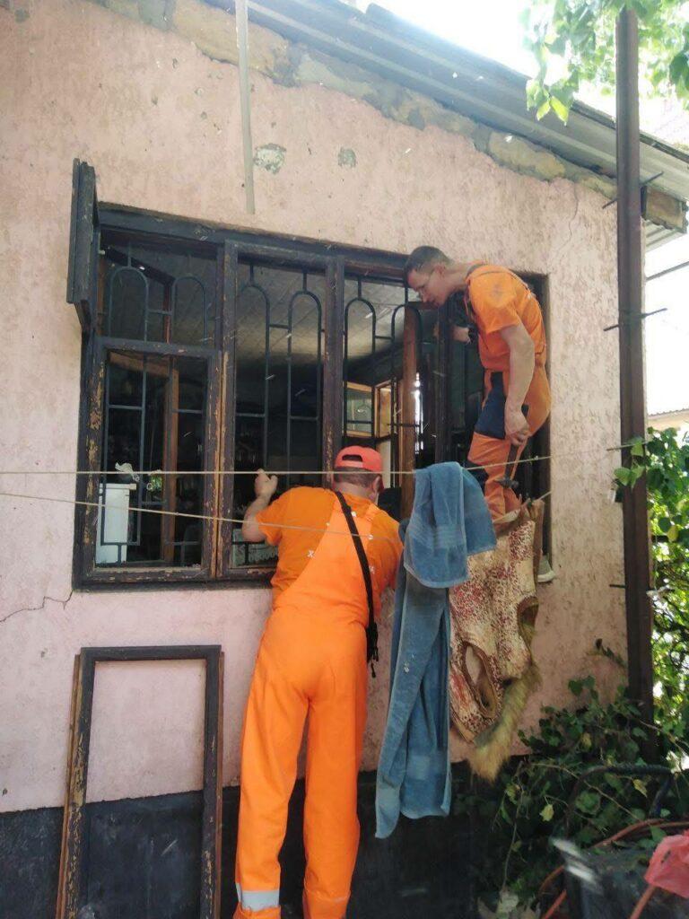 Внаслідок ворожої атаки в Одесі вибито близько 200 вікон (фото) Внаслідок ворожої атаки в Одесі вибито близько 200 вікон (фото)