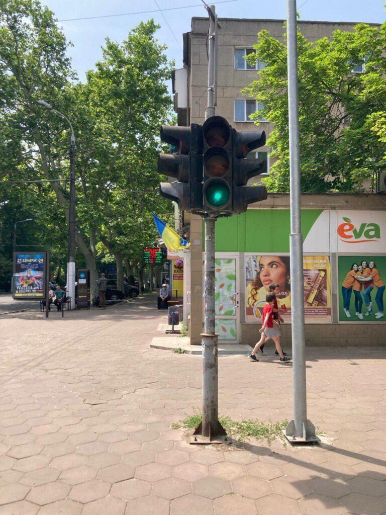 В Одесі модернізують світлофор на жвавому перехресті: можливі тимчасові перебої