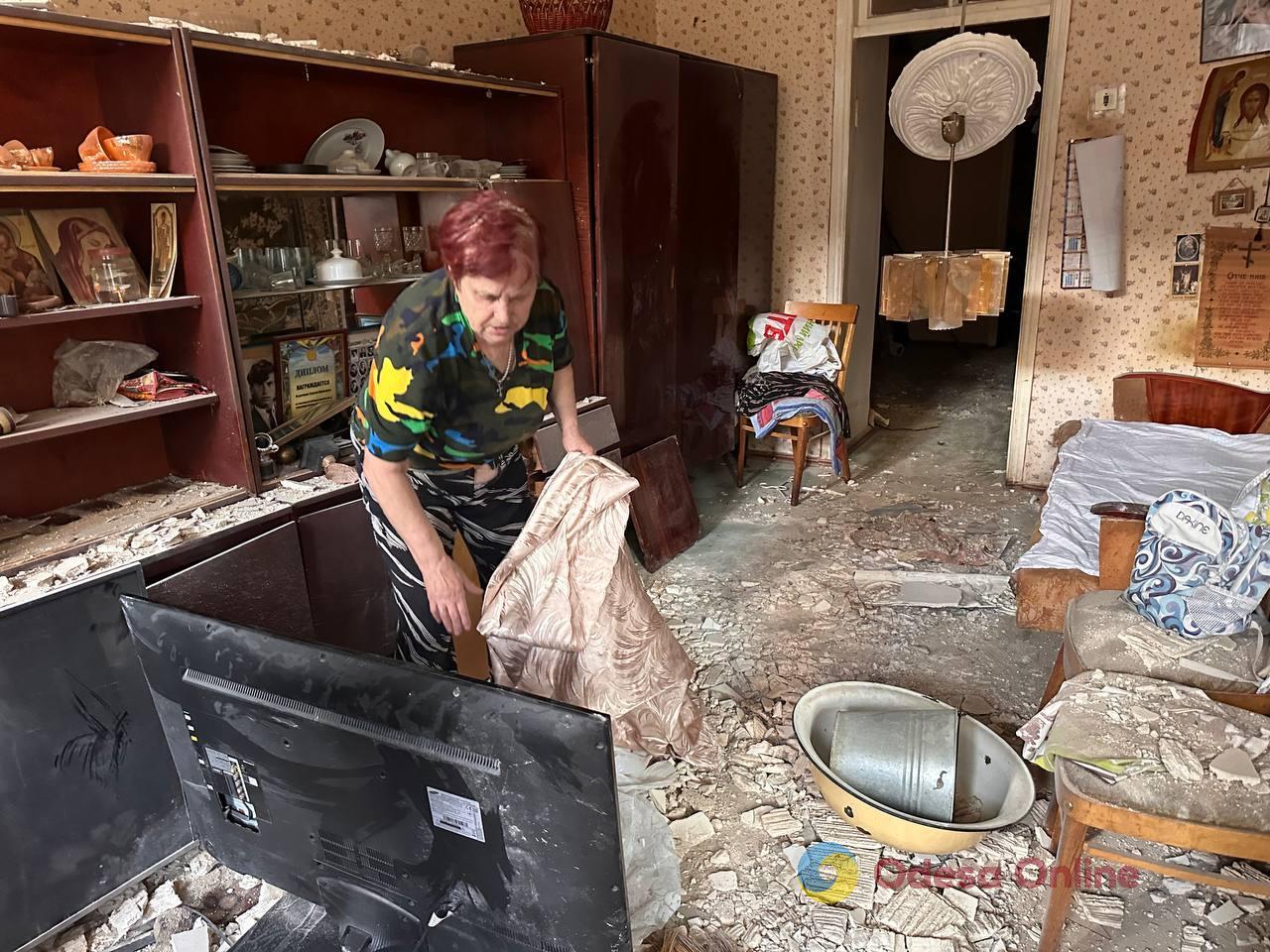 Пошкоджені житлові будинки, станція «екстренки» та пологовий: фоторепортаж та свідчення очевидців з місця нічної атаки РФ по Одесі