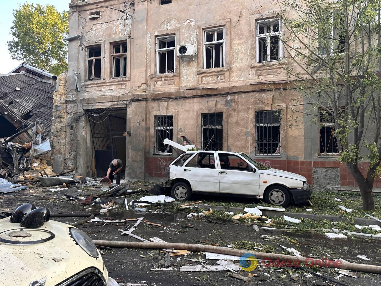 Пошкоджені житлові будинки, станція «екстренки» та пологовий: фоторепортаж та свідчення очевидців з місця нічної атаки РФ по Одесі