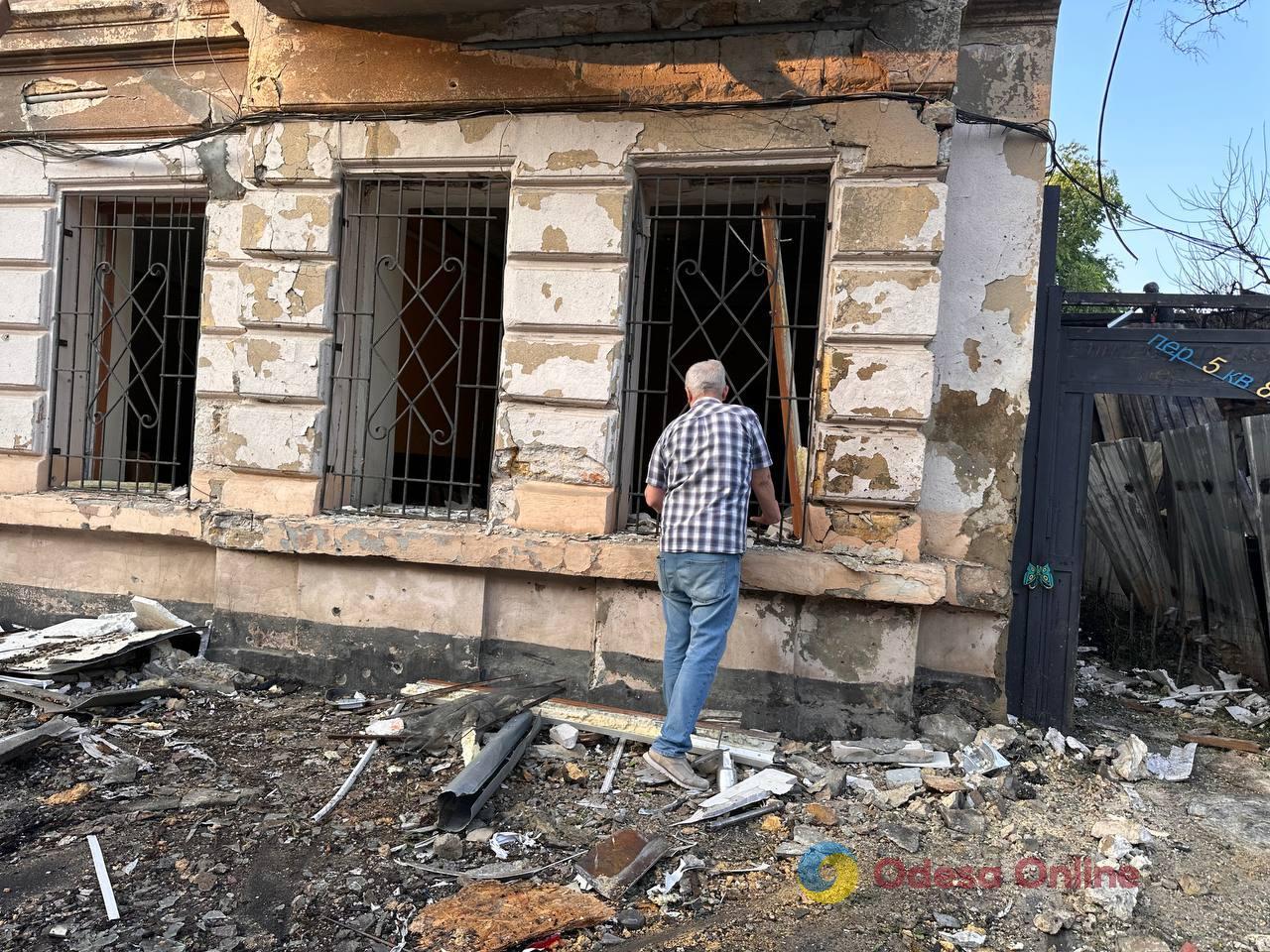 Пошкоджені житлові будинки, станція «екстренки» та пологовий: фоторепортаж та свідчення очевидців з місця нічної атаки РФ по Одесі