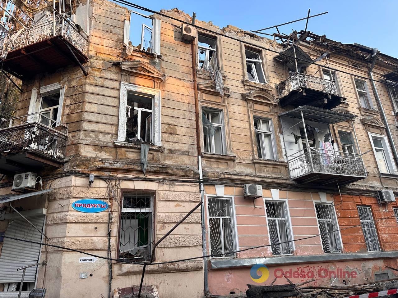 Пошкоджені житлові будинки, станція «екстренки» та пологовий: фоторепортаж та свідчення очевидців з місця нічної атаки РФ по Одесі