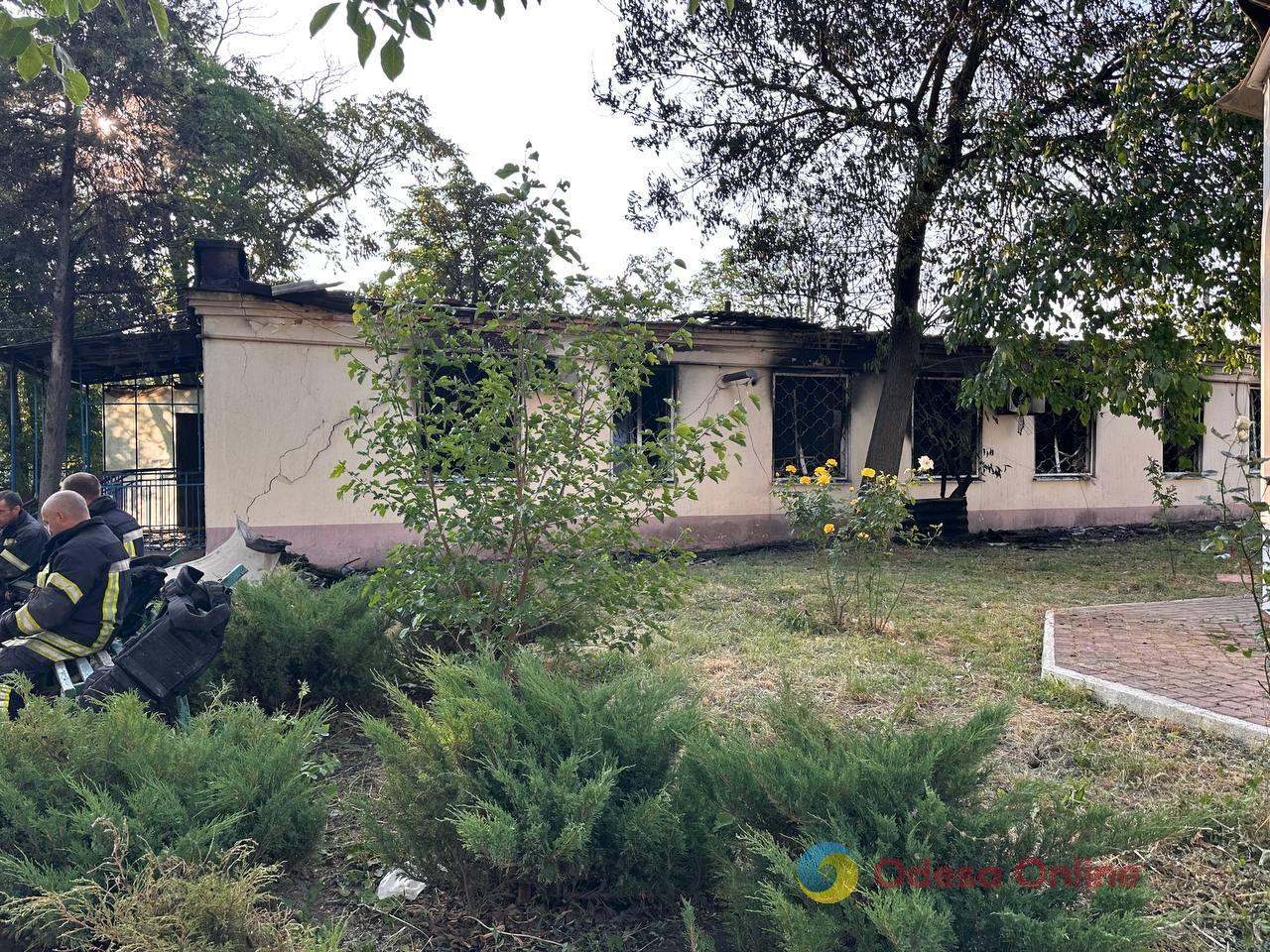 Пошкоджені житлові будинки, станція «екстренки» та пологовий: фоторепортаж та свідчення очевидців з місця нічної атаки РФ по Одесі