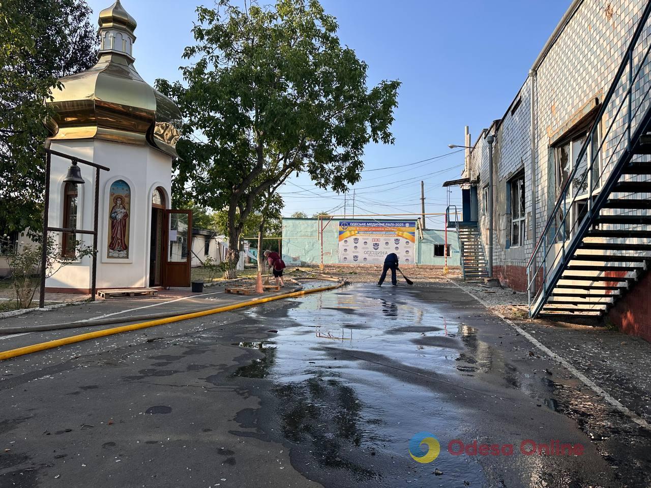 Пошкоджені житлові будинки, станція «екстренки» та пологовий: фоторепортаж та свідчення очевидців з місця нічної атаки РФ по Одесі