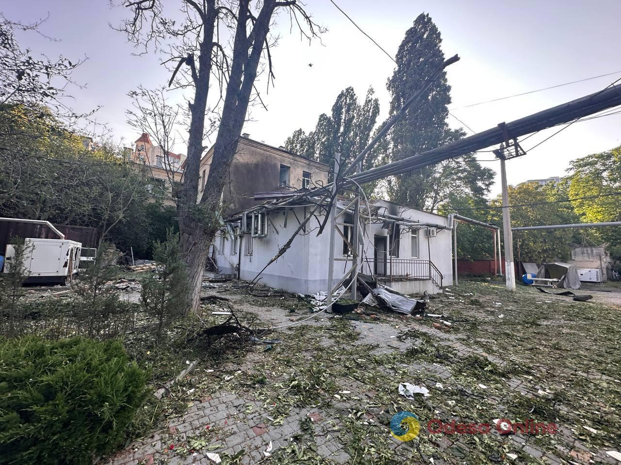 Пошкоджені житлові будинки, станція «екстренки» та пологовий: фоторепортаж та свідчення очевидців з місця нічної атаки РФ по Одесі