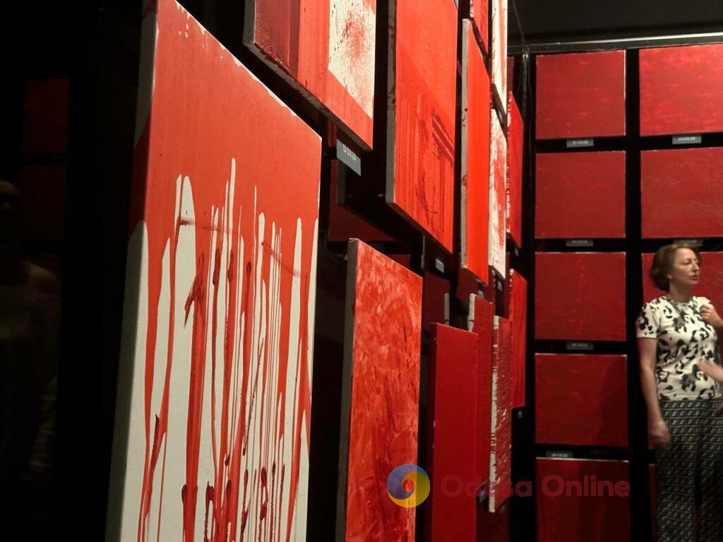 «Повітря памʼяті»: в Одесі відкрилась інсталяція, присвячена загиблим військовим 