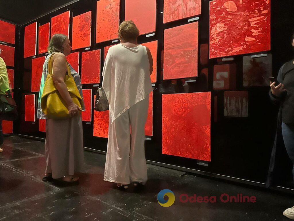 «Повітря памʼяті»: в Одесі відкрилась інсталяція, присвячена загиблим військовим 