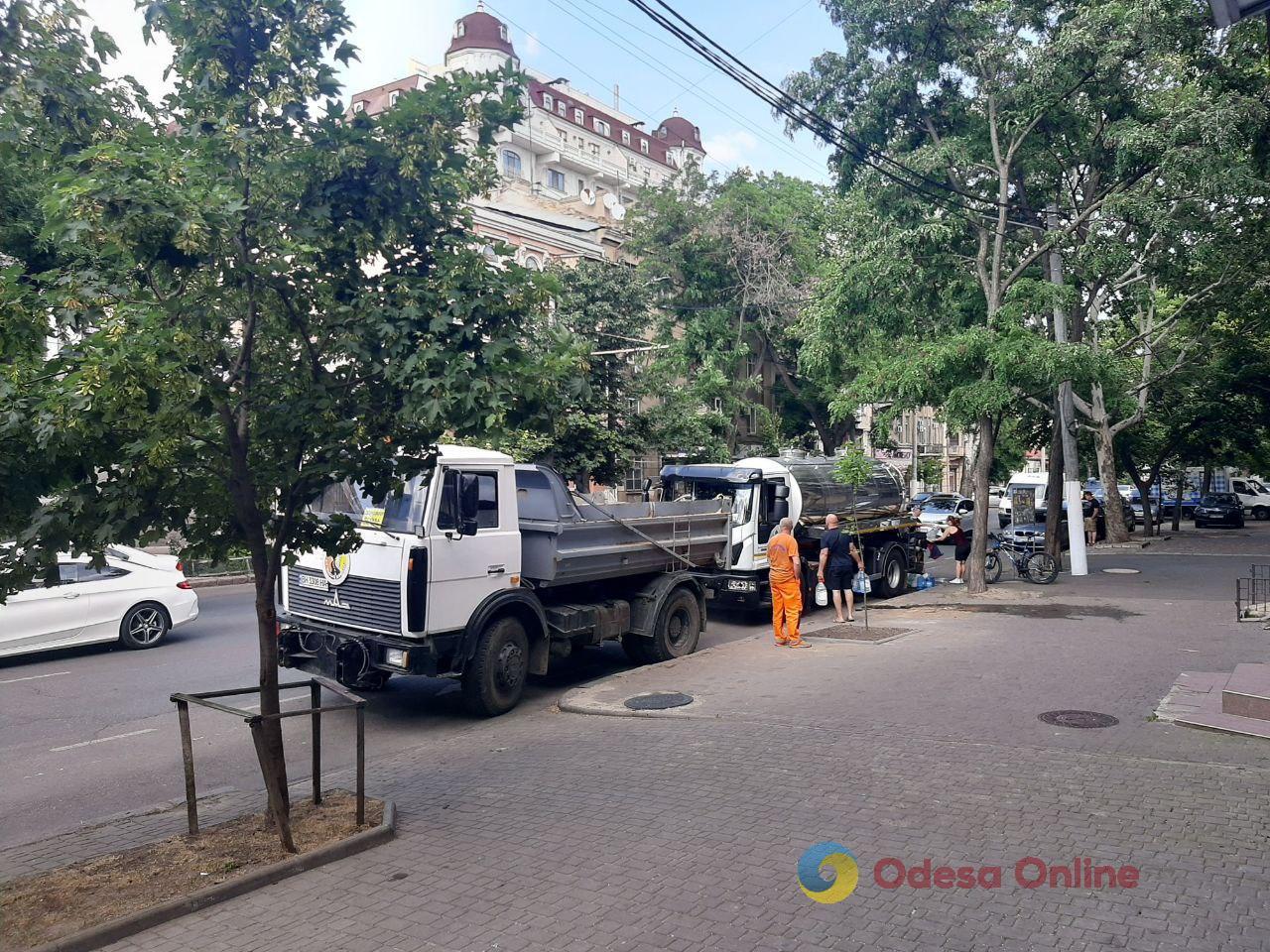 Черги до бюветів та ситуація у супермаркетах: Одеса більше доби без води (фото)