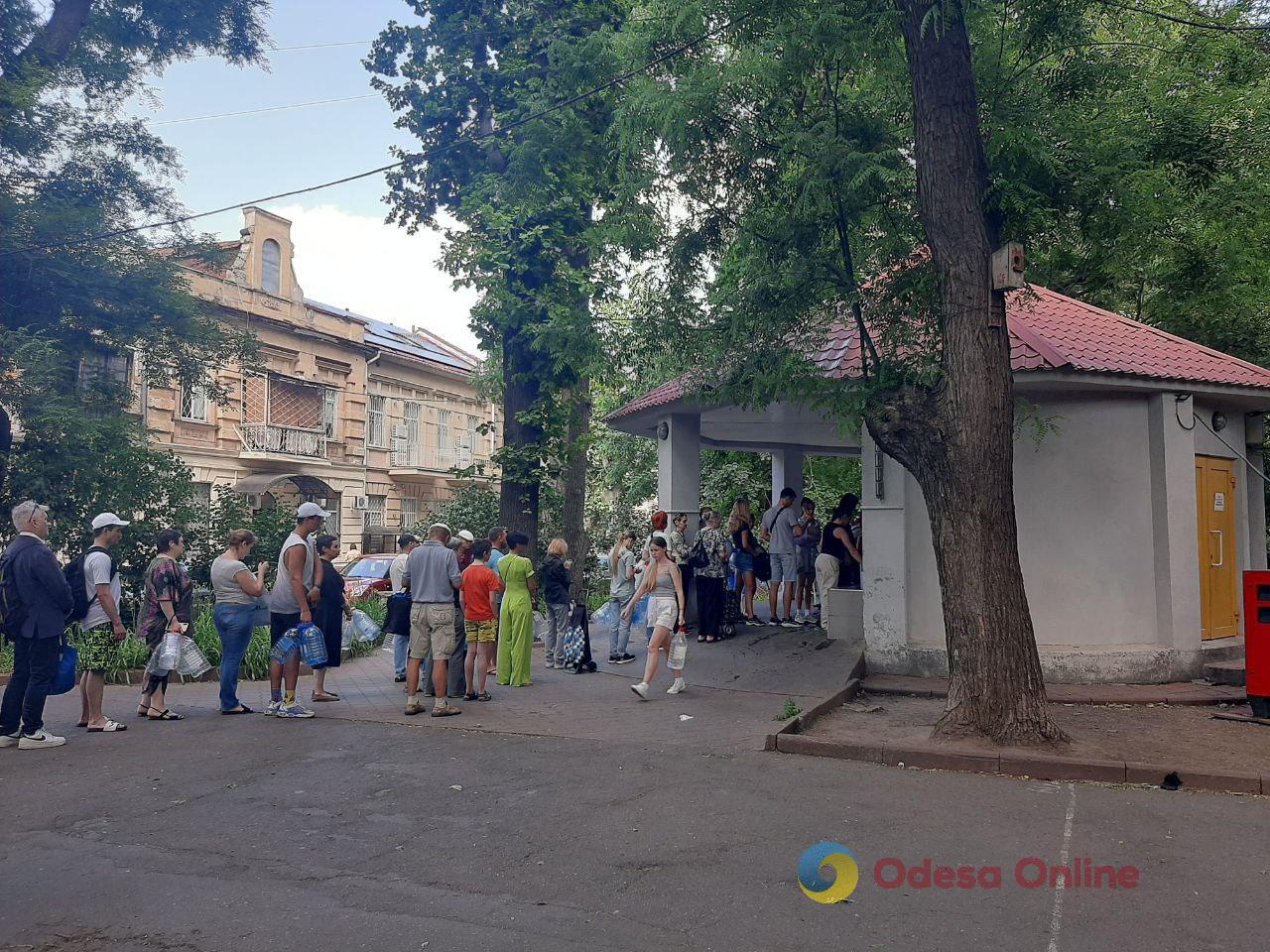 Черги до бюветів та ситуація у супермаркетах: Одеса більше доби без води (фото)