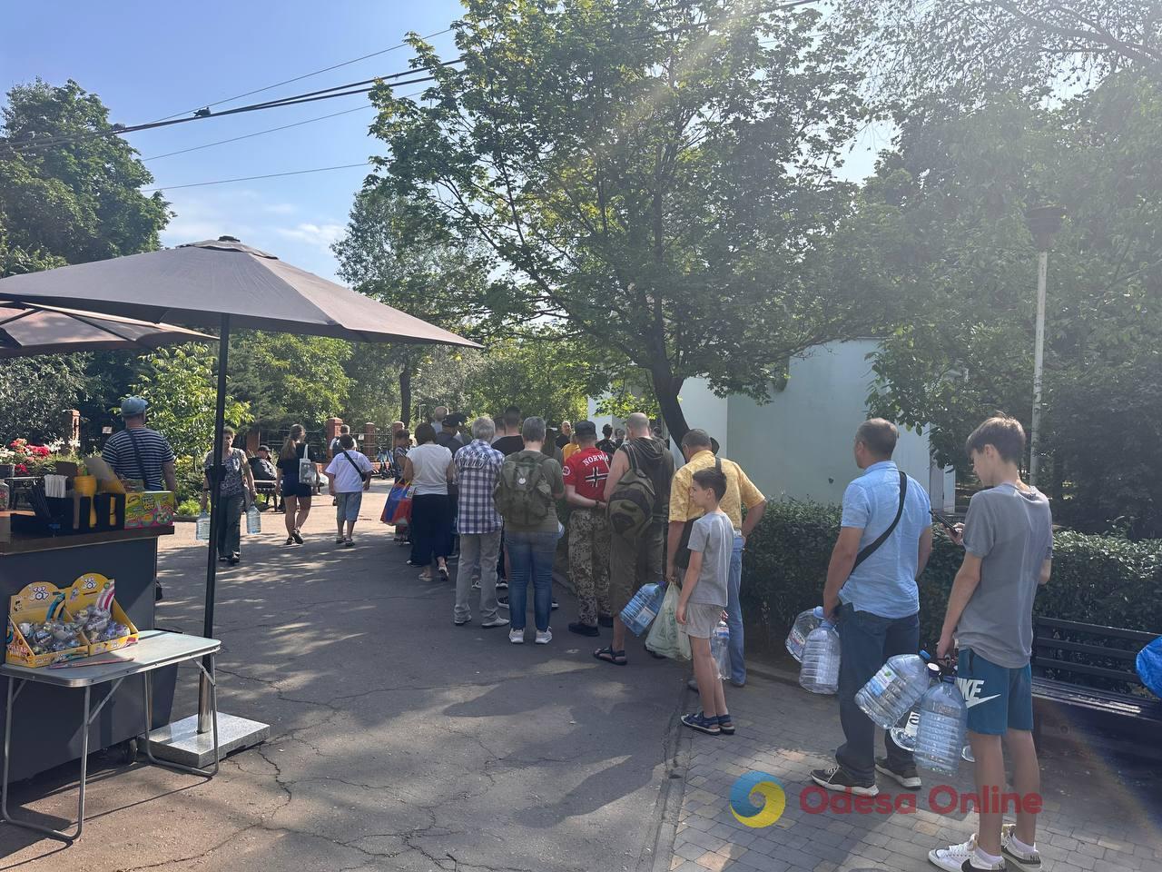 Черги до бюветів та ситуація у супермаркетах: Одеса більше доби без води (фото)
