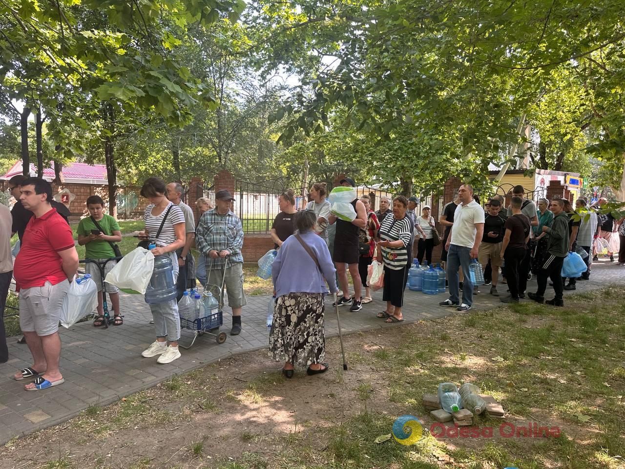 Черги до бюветів та ситуація у супермаркетах: Одеса більше доби без води (фото)