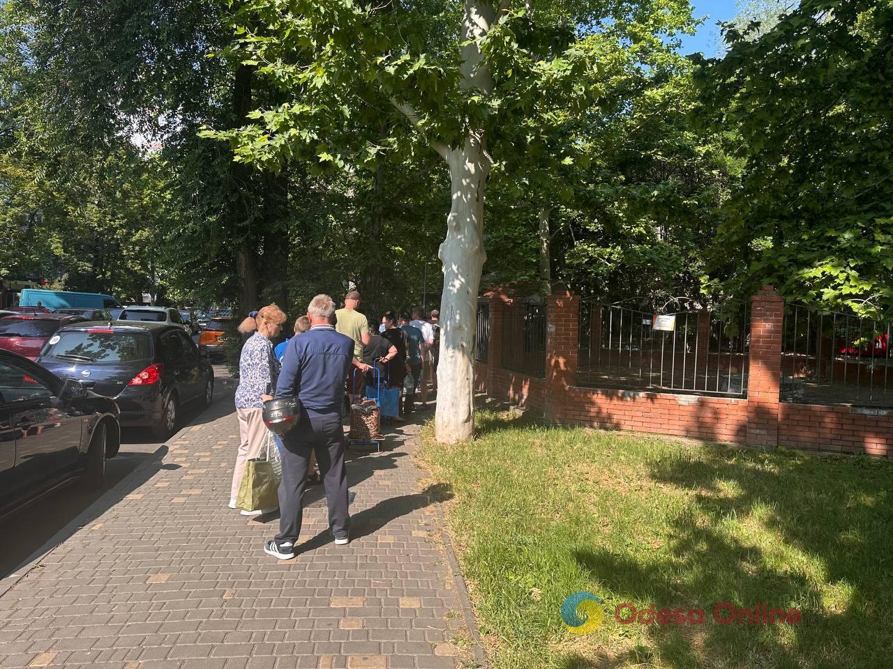 Черги до бюветів та ситуація у супермаркетах: Одеса більше доби без води (фото)