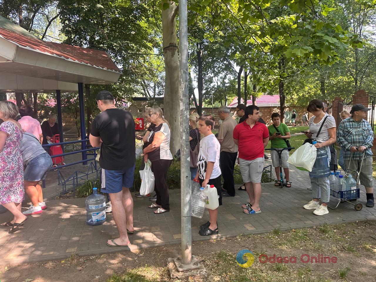 Черги до бюветів та ситуація у супермаркетах: Одеса більше доби без води (фото)