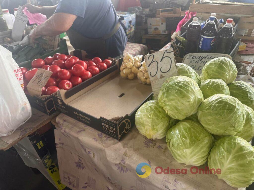 Абрикоси, бринза та помідори: суботні ціни на одеському Привозі