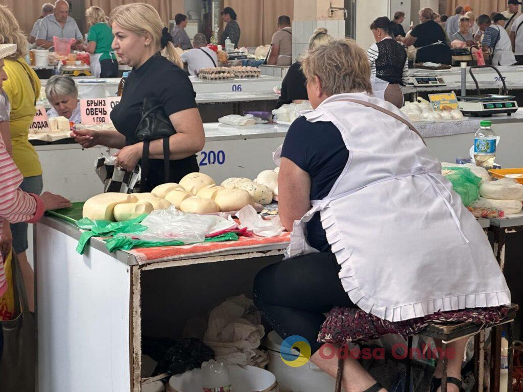 Абрикоси, бринза та помідори: суботні ціни на одеському Привозі