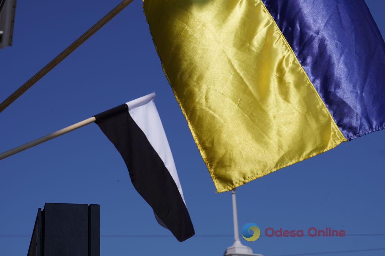 В Одесі на залізничному вокзалі підняли Прапор Надії (фото) В Одесі на залізничному вокзалі підняли Прапор Надії (фото)