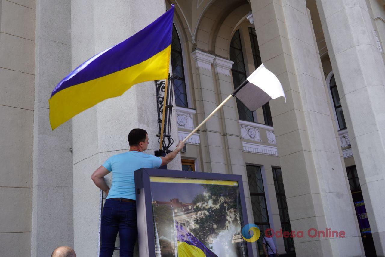 В Одессе на железнодорожном вокзале подняли Флаг Надежды (фото)